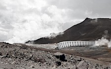 Atmosphärische Darstellung - Vogelperspektive vor Vulkanausbruch von Jaques Bätje & Julia Knieß